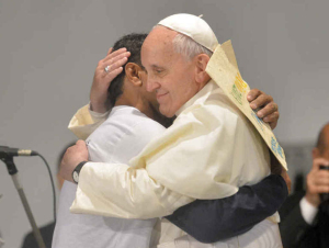 Papa Francesco abbraccio