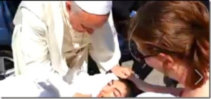 Papa Francesco mentre saluta la ragazza disabile_thumb[2]