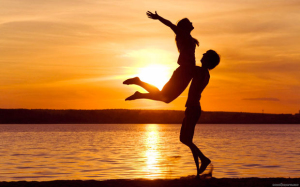 coppia-felice-sulla-spiaggia-al-tramonto