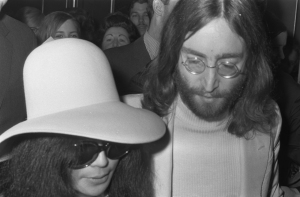John_Lennon_&_Yoko_Ono_leave_Amsterdam_2