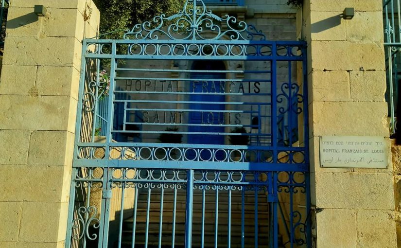 Un cancello azzurro cielo a Gerusalemme